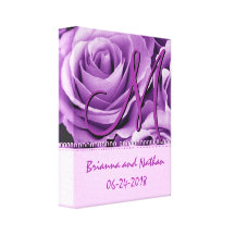 Monogramm-Braut und Bräutigam mit lila Rosen Leinwand Druck