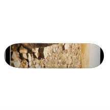 Monument auf einer Spitze von drei Spitzen im See  Personalisiertes Deck