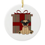 Mops und bunte Weihnachtsgeschenke ornaments