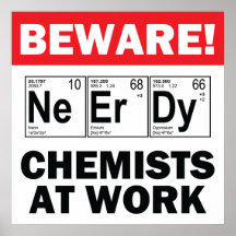 Nerd Elementchemiker am Arbeitszeichen Plakatdrucke
