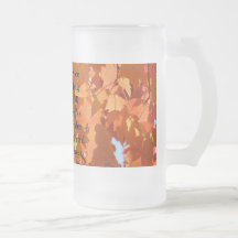 Netter langer Fall geht unter bunte Blätter Becher Kaffee Haferl