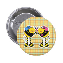 Niedliche Hummel-Bienen-Paare mit Blumen Button
