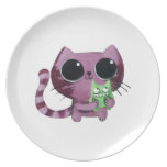 Niedliche Kitty-Katze mit kleinem grünem Monster Flacher Teller