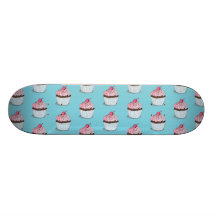 Niedliche kleine Kuchen auf blauem Hintergrund Personalisiertes Skatedeck