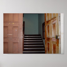 Offene Tür und Treppenhausschacht zu Cameron Hall  Plakat