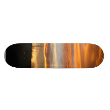 Orange Himmel am Sonnenuntergang Skateboardbrett