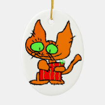 Orange Miezekatze umarmt sein Geschenk Ornament