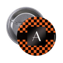 Orange und schwarzes Schachbrett des Monogramms Anstecknadel