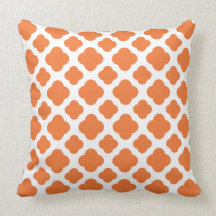 Orange und weißes Quatrefoil Muster Zierkissen
