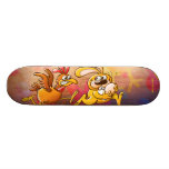 Osterhase, der ein Ei von einer wütenden Henne sti Bedruckte Skateboarddecks