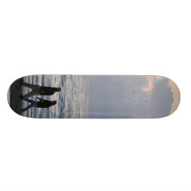 Ozean setzt Sonnenuntergang-Wolken auf den Strand Skateboard Brett
