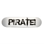 PIRAT! Slogan im Grunge-Schriftart. Schwarzes Personalisierte Skateboards