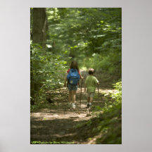 Plakat/Kinder, die im Holz wandern