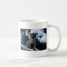 Puma-junges Junges im schneebedeckten Baum Tee Haferl
