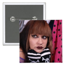Punkmädchen mit den Schädeln Buttons