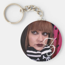 Punkmädchen mit den Schädeln Schlüsselbänder