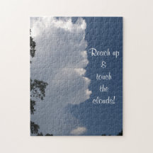 Puzzlespiel-flaumige weiße Wolken-und blauer Himme
