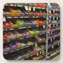 Regale der Schokoriegel im Speicher Getränk Untersetzer