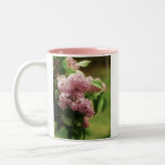 reizender lila Blumenstrauß Teetasse