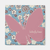 Rosa Schmetterling auf Vintagem blauem mit Blumenm Magnete