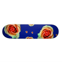 Rosen auf blauem Skateboard Skateboardbrett