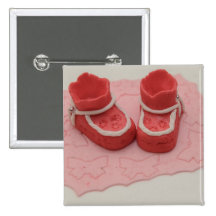 Rote Babyschuh-Kuchenverzierung Anstecknadel