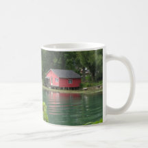 rotes Bootshaus auf Kanal Tasse