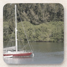 Rotes Segelboot auf Fluss-Bäumen hinten Getränke Untersetzer