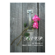 Scheunen-Tür und rosa Rosen, die kleines UAWG Wedd Ankündigungskarte