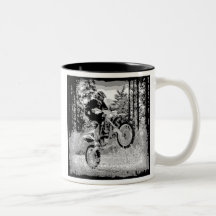 Schmutzfahrrad, das in das Holz sich dreht Kaffee Tassen