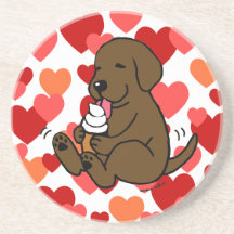 Schokoladen-Labrador, der Eiscreme mit Herzen leck Bierdeckel