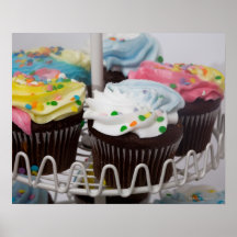 Schokoladenkleine kuchen auf einem Kuchenstand 2 Posterdrucke