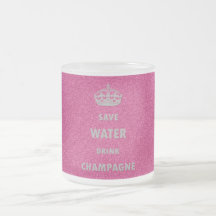 Schöne coole girly retten Wassergetränk-Champagner Haferl