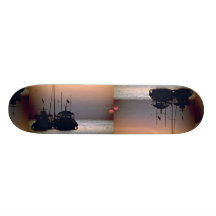 Schöner Sonnenuntergang: Boote auf einem Sonnenunt Skateboard Brett