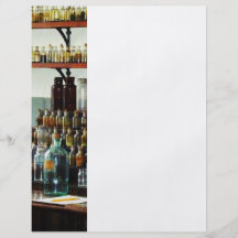 Schreibtisch mit Flaschen Chemikalien Flyerdesign