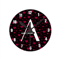 Schwarze rosa Herzen des Monogramms Uhr