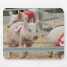 Schwein, das rosa Ferkel Nr. drei läuft Mousepad