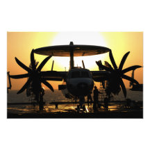 Seemannarbeit über ein E-2C Hawkeye Flugzeug Foto Druck