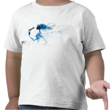 Seitenansicht des Frauenschlages langes Haar trock Tshirts