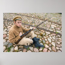 Soldat mit Kessel und Gewehr im Retro Artbild Plakate