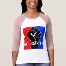 SOLIDARITÄT in Rotem, in weißem, Blau und Schwarze Shirts