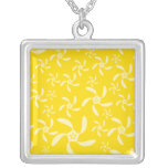 Sommer-Blumenmuster. Sonniges Gelb Personalisierter Schmuck