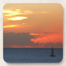 Sonnenuntergang-Wolken und Segelboot-Korken-Unters