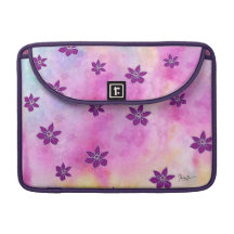 Spitze dunkle Blumen auf bunten Watercolors MacBook Pro Sleeve