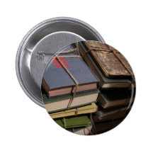 Stapel des alten Buches Anstecknadel