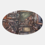 Steampunk - Maschine - alle Glocken und Pfeifen Ovale Aufkleber