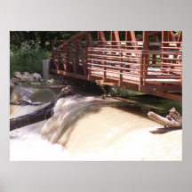 Steg über wenigem Walnuss-Fluss 1 Plakatdruck