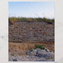 Steinwand und Gras in einer felsigen Landschaft Personalisierte Flyer
