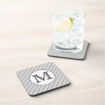Stilvolles Monogramm mit grauen Streifen. Gewohnhe Getränk Untersetzer