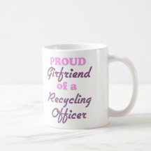 Stolze Freundin eines recycelnden Offiziers Kaffeehaferl